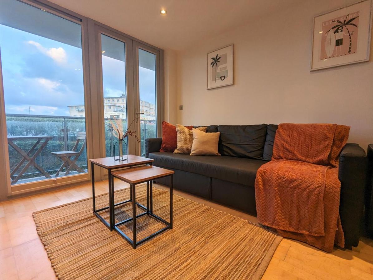 Apartment 100M From Fistral Beach- Underground Parking-Surf Shower & Locker- Sleeps 6 New Quay エクステリア 写真