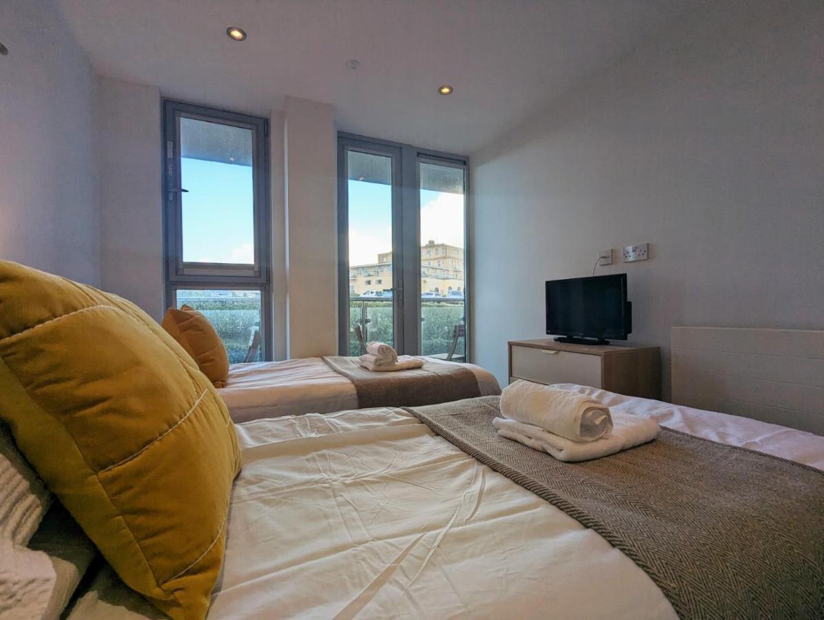 Apartment 100M From Fistral Beach- Underground Parking-Surf Shower & Locker- Sleeps 6 New Quay エクステリア 写真