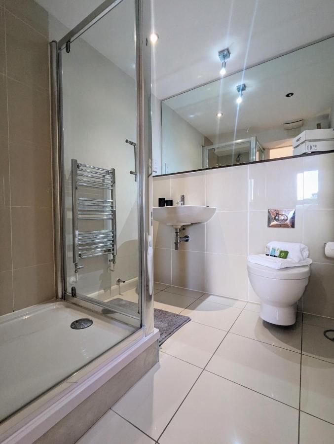 Apartment 100M From Fistral Beach- Underground Parking-Surf Shower & Locker- Sleeps 6 New Quay エクステリア 写真