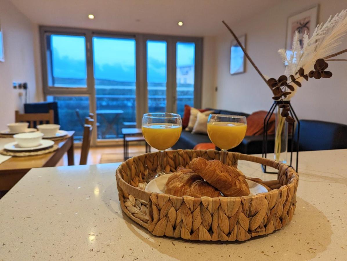 Apartment 100M From Fistral Beach- Underground Parking-Surf Shower & Locker- Sleeps 6 New Quay エクステリア 写真