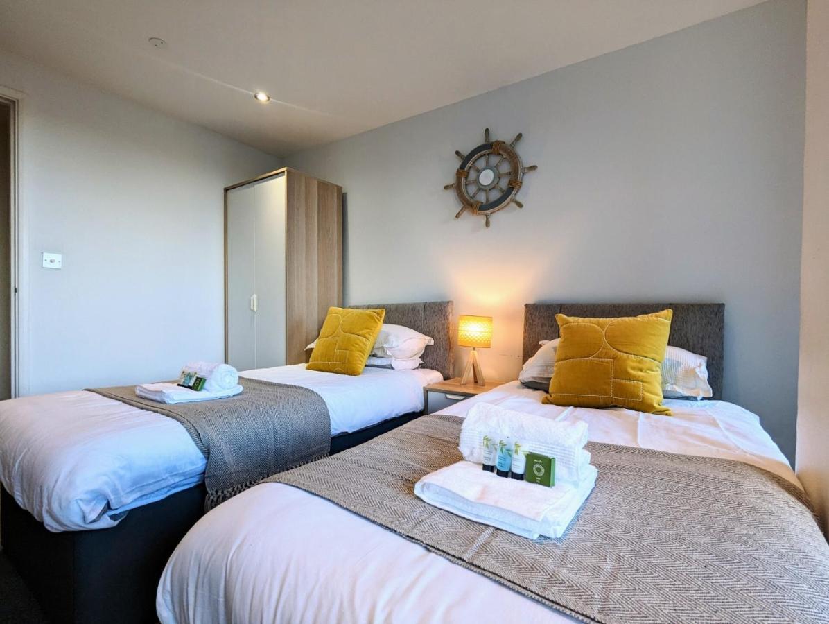 Apartment 100M From Fistral Beach- Underground Parking-Surf Shower & Locker- Sleeps 6 New Quay エクステリア 写真
