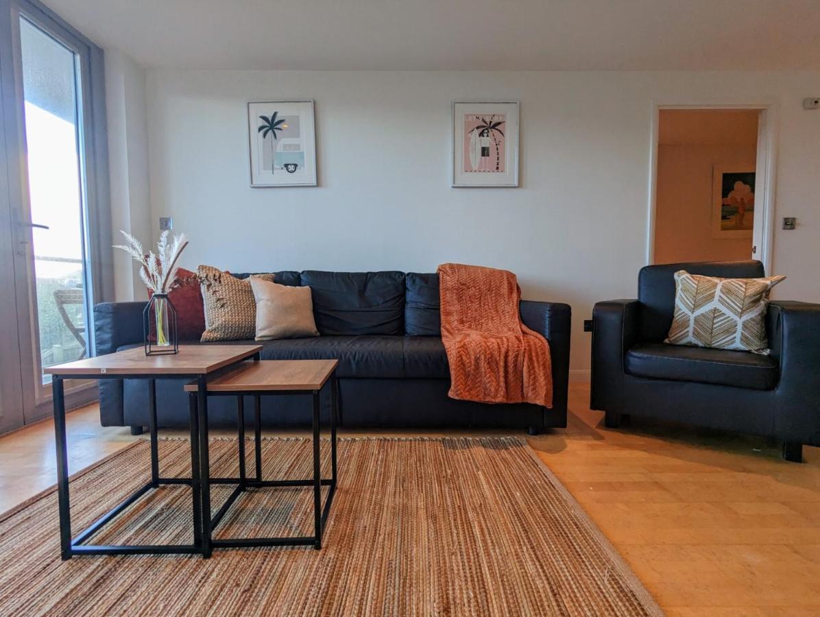 Apartment 100M From Fistral Beach- Underground Parking-Surf Shower & Locker- Sleeps 6 New Quay エクステリア 写真