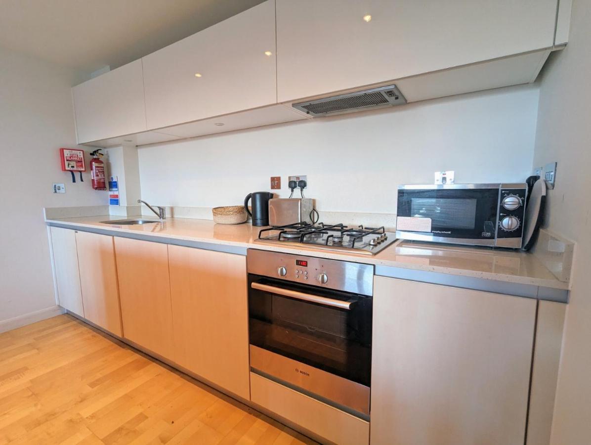 Apartment 100M From Fistral Beach- Underground Parking-Surf Shower & Locker- Sleeps 6 New Quay エクステリア 写真