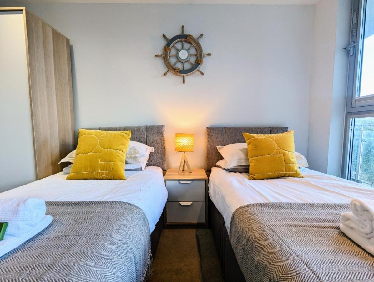 Apartment 100M From Fistral Beach- Underground Parking-Surf Shower & Locker- Sleeps 6 New Quay エクステリア 写真