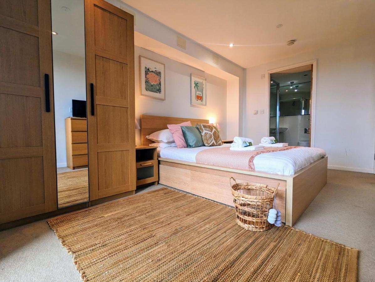 Apartment 100M From Fistral Beach- Underground Parking-Surf Shower & Locker- Sleeps 6 New Quay エクステリア 写真