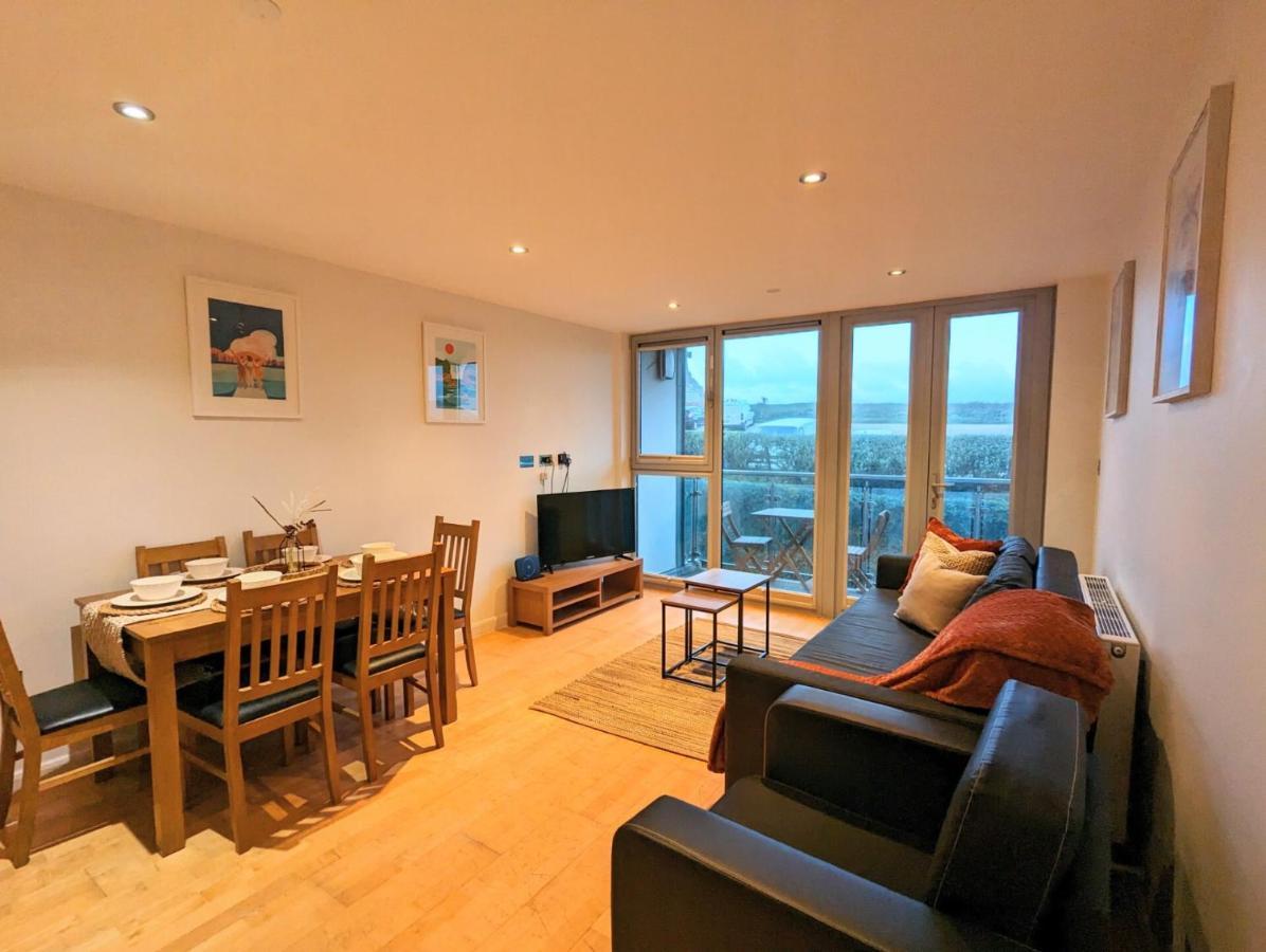 Apartment 100M From Fistral Beach- Underground Parking-Surf Shower & Locker- Sleeps 6 New Quay エクステリア 写真